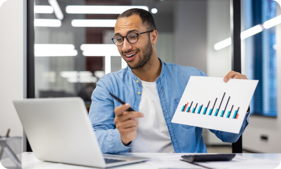 Marketer presenting a growth chart from a laptop